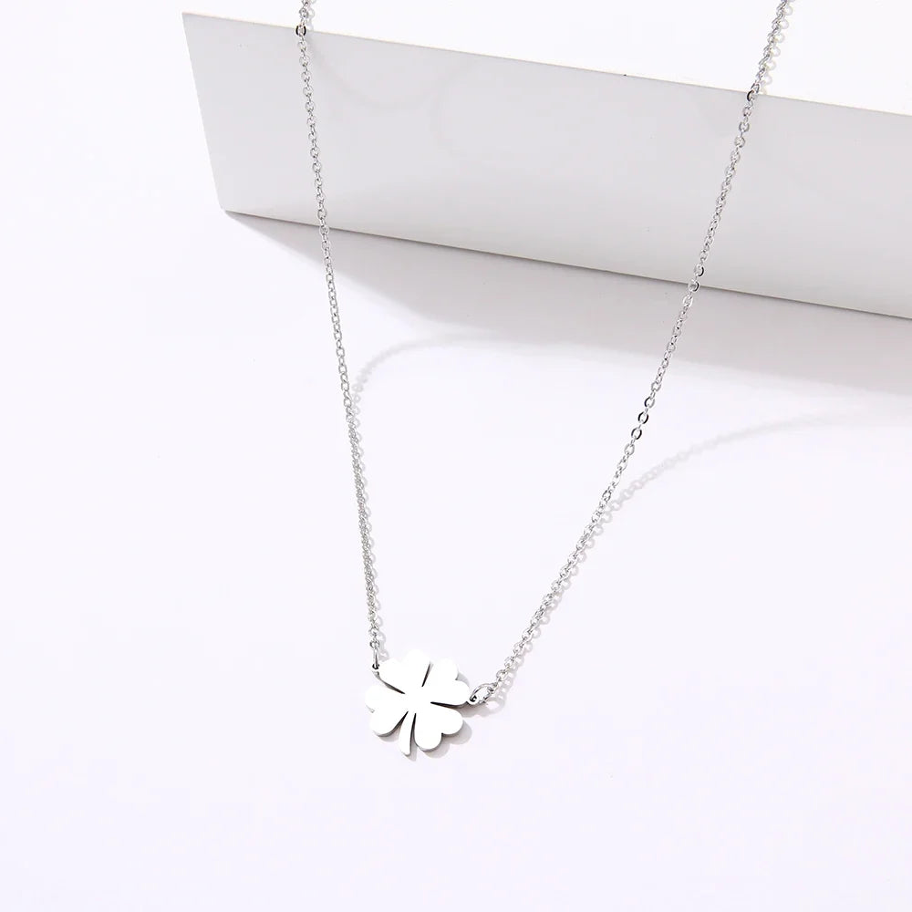 Lucky Clover Leaf Pendant Necklace silver