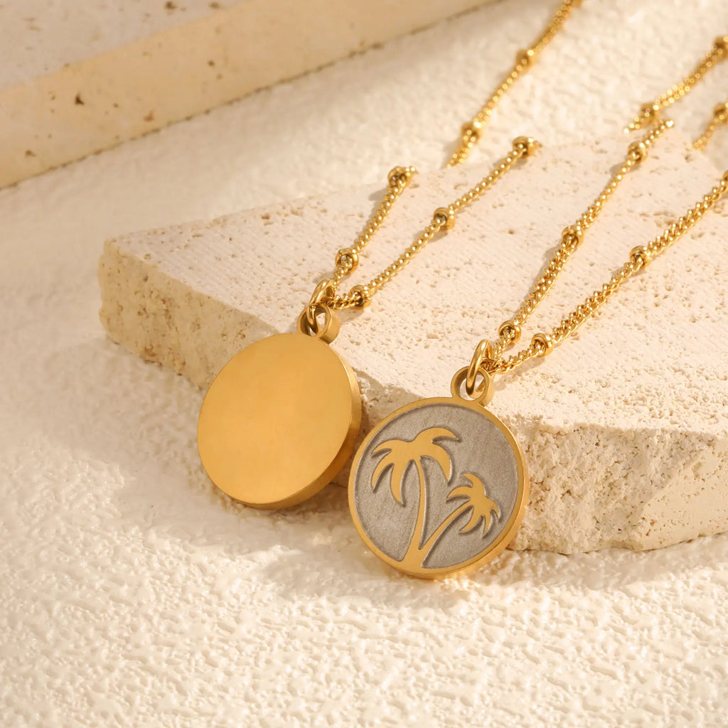 Necklace with round pendant and palm tree motif