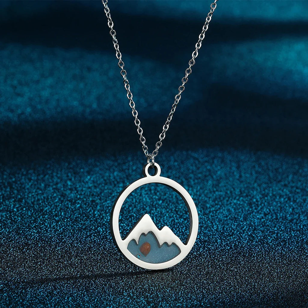 Necklace with Round Mountain and Grain Pendant silver