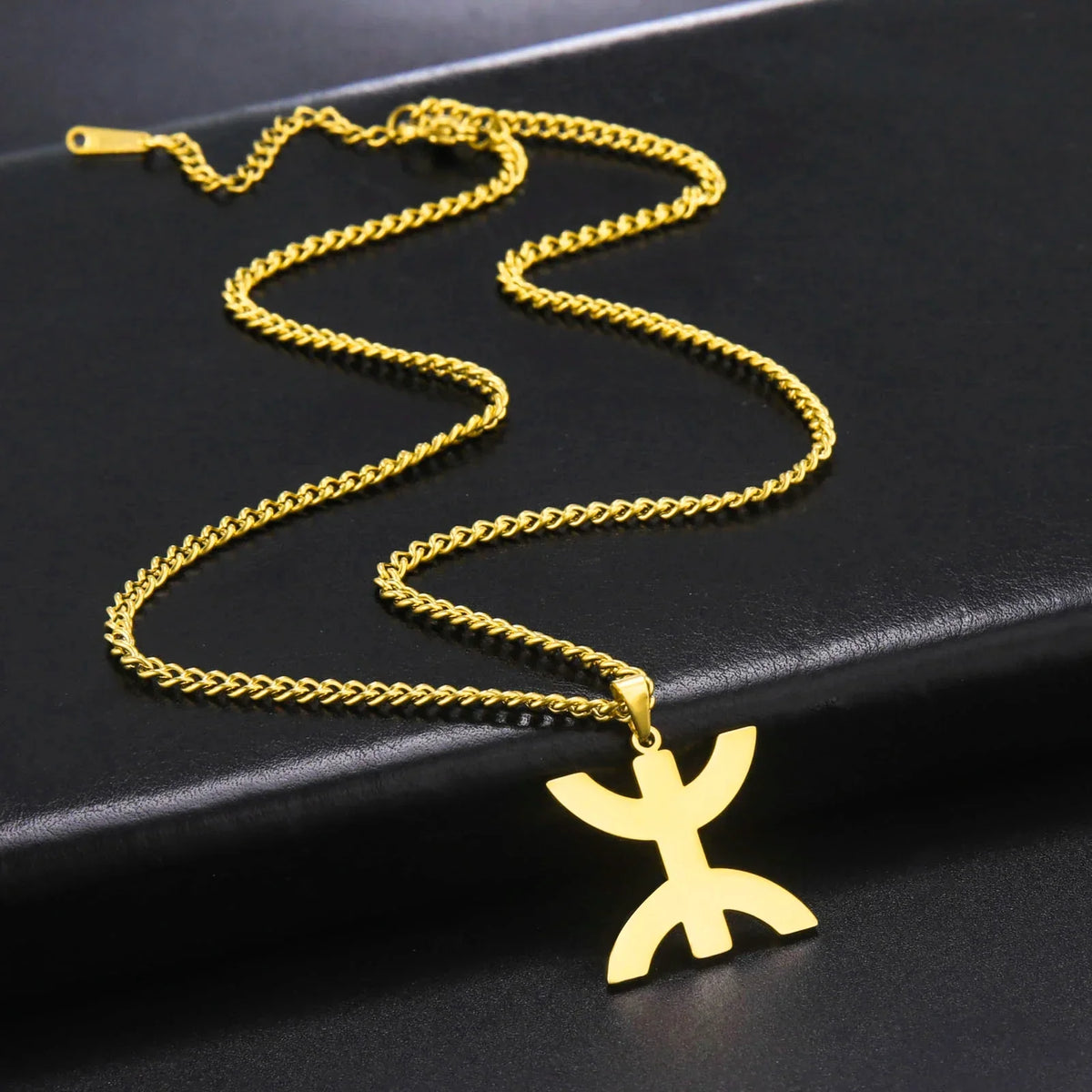 Necklace with symbolic Berber "yaz" Arabic pendant for women, gold