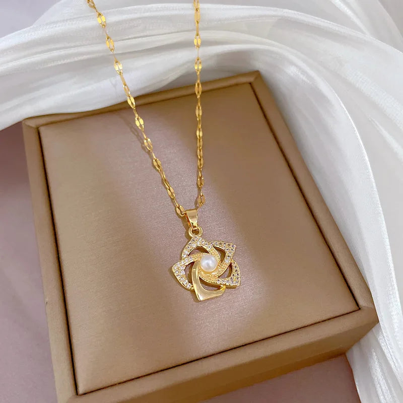 Chic Necklace with Gold Flower Pendant and Pearl