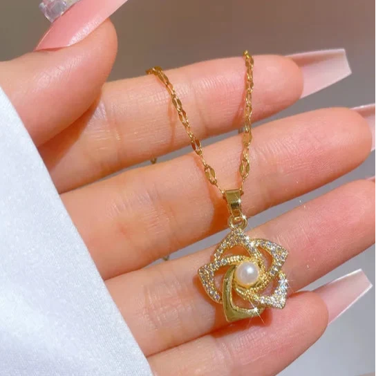 Chic Necklace with Gold Flower Pendant and Pearl