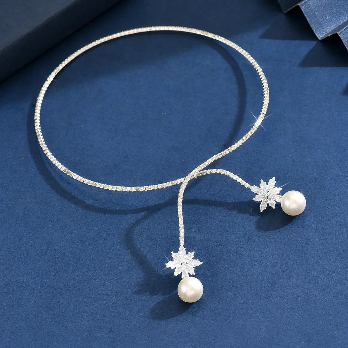 Elegant shiny necklace with pearls