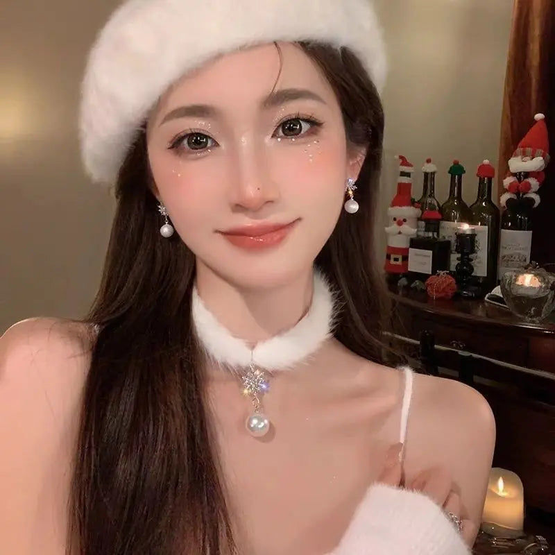 Elegant Feather Choker Necklace with Pearl Pendant