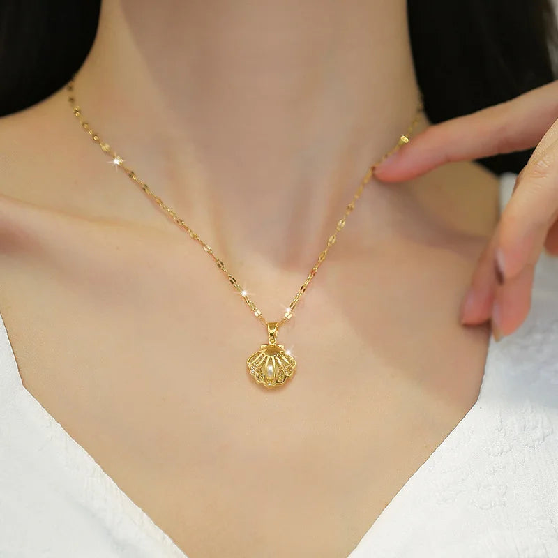 Shell Pendant Necklace with Scallop Shell and Pearl 