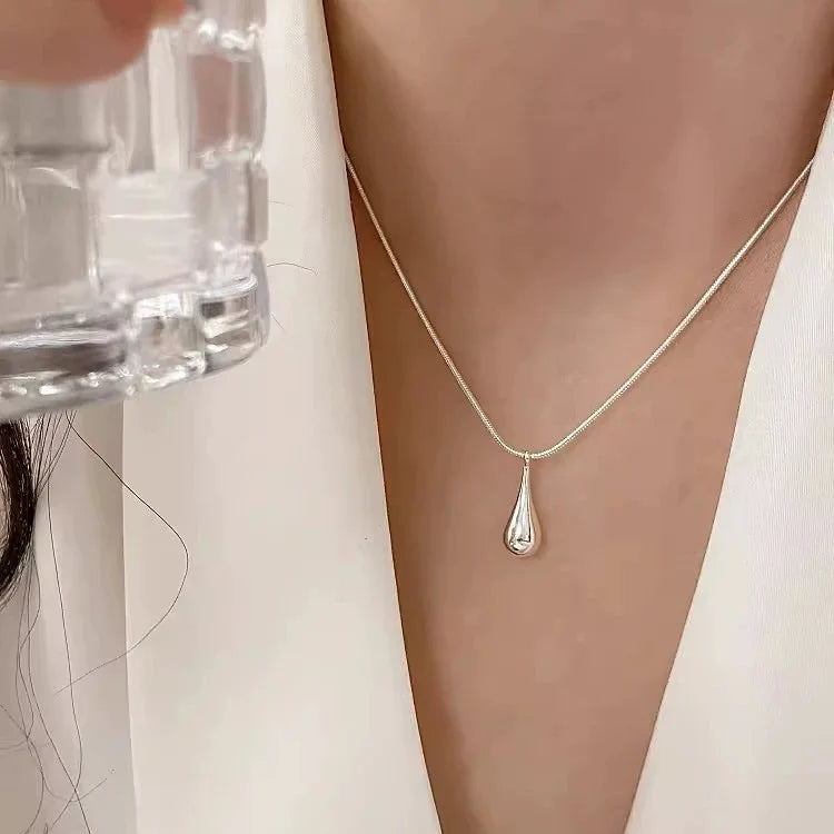Fine Teardrop Pendant Necklace in Silver