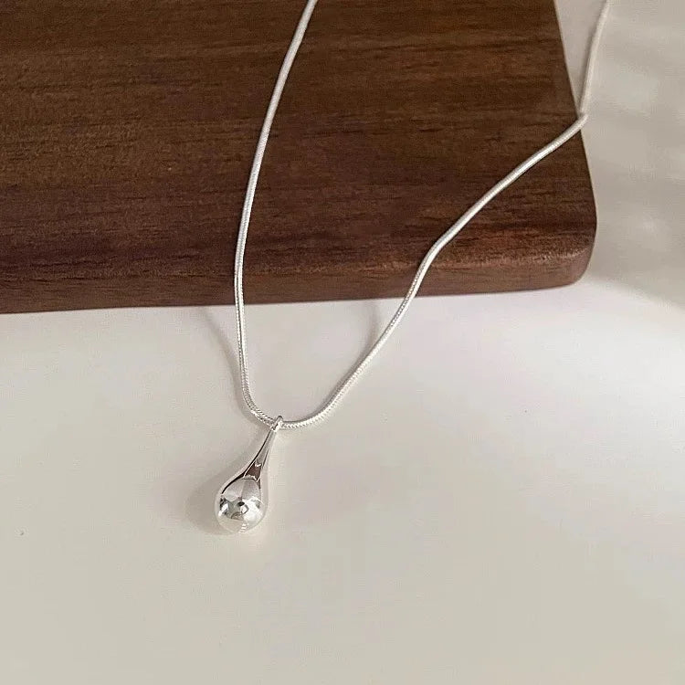 Fine Teardrop Pendant Necklace in Silver