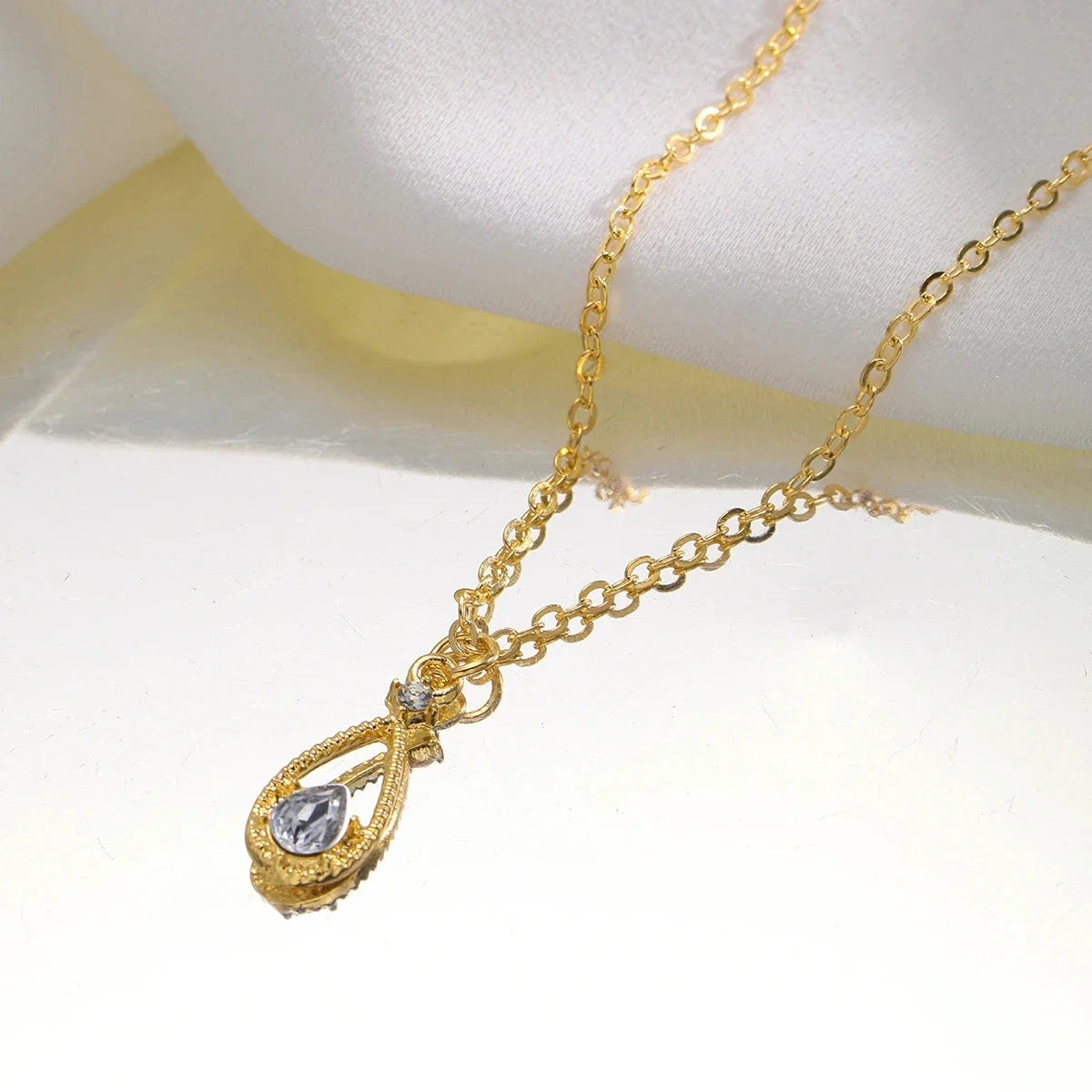 Fine Teardrop and Pearl Pendant Necklace gold