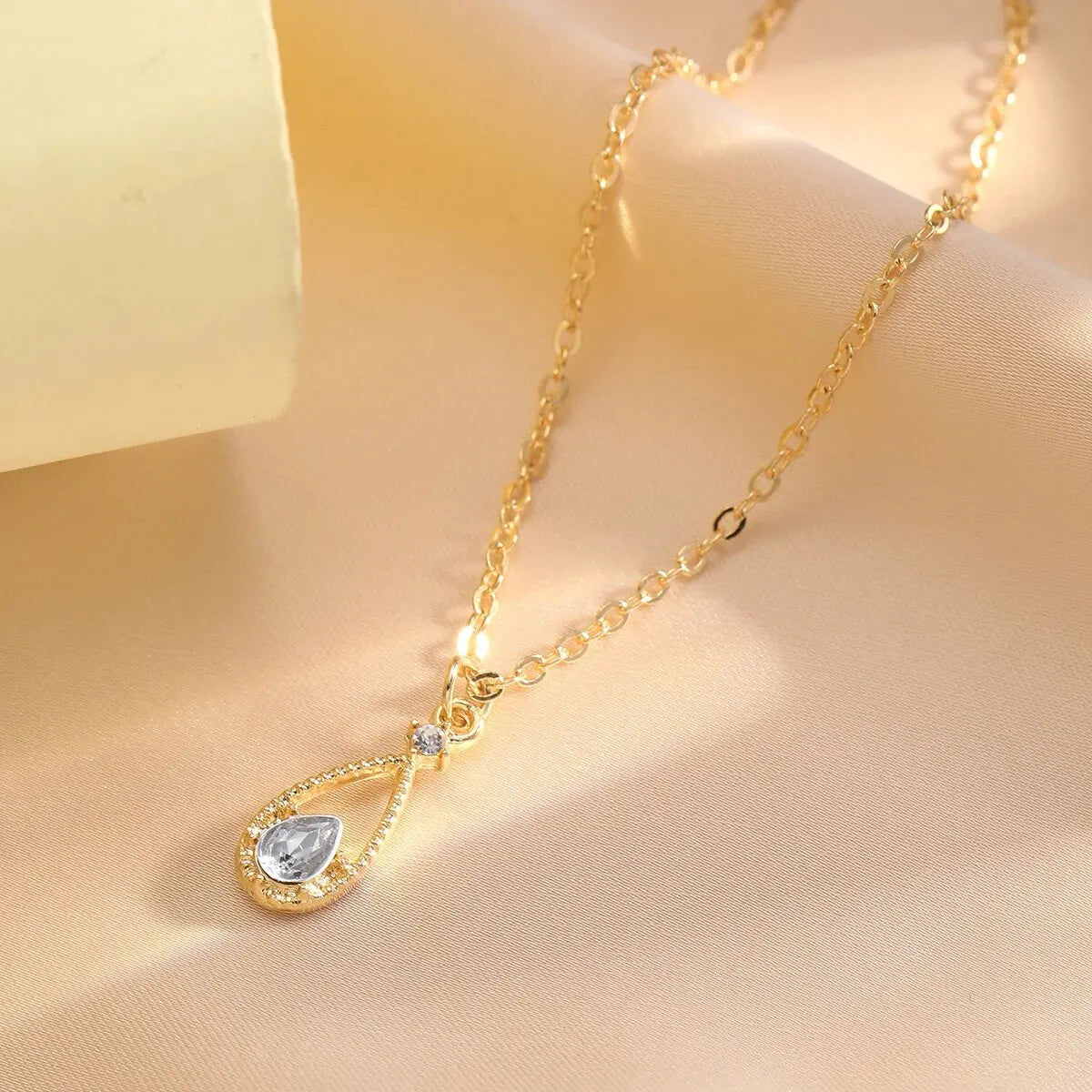 Fine Teardrop and Pearl Pendant Necklace gold