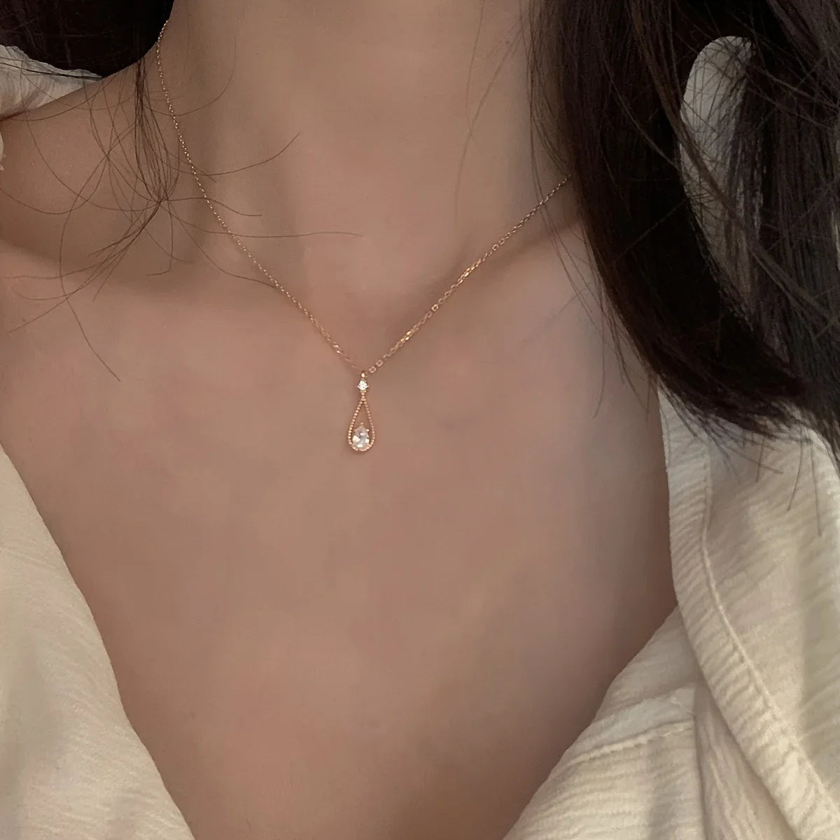 Fine Teardrop and Pearl Pendant Necklace gold