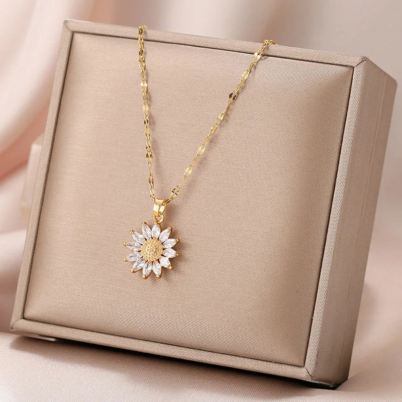 Daisy Flower Pendant Necklace