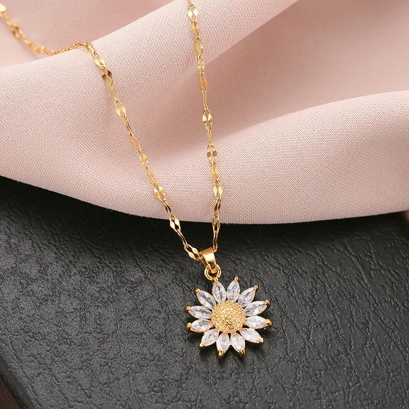 Daisy Flower Pendant Necklace