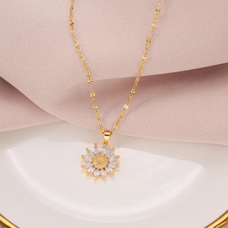 Daisy Flower Pendant Necklace