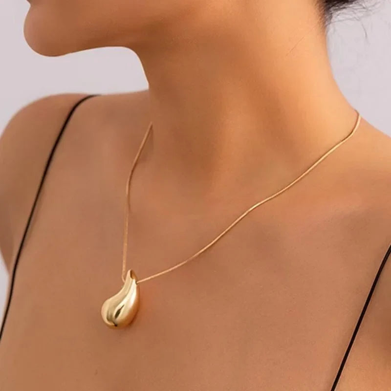 Asymmetrical Water Drop Pendant Necklace in Gold
