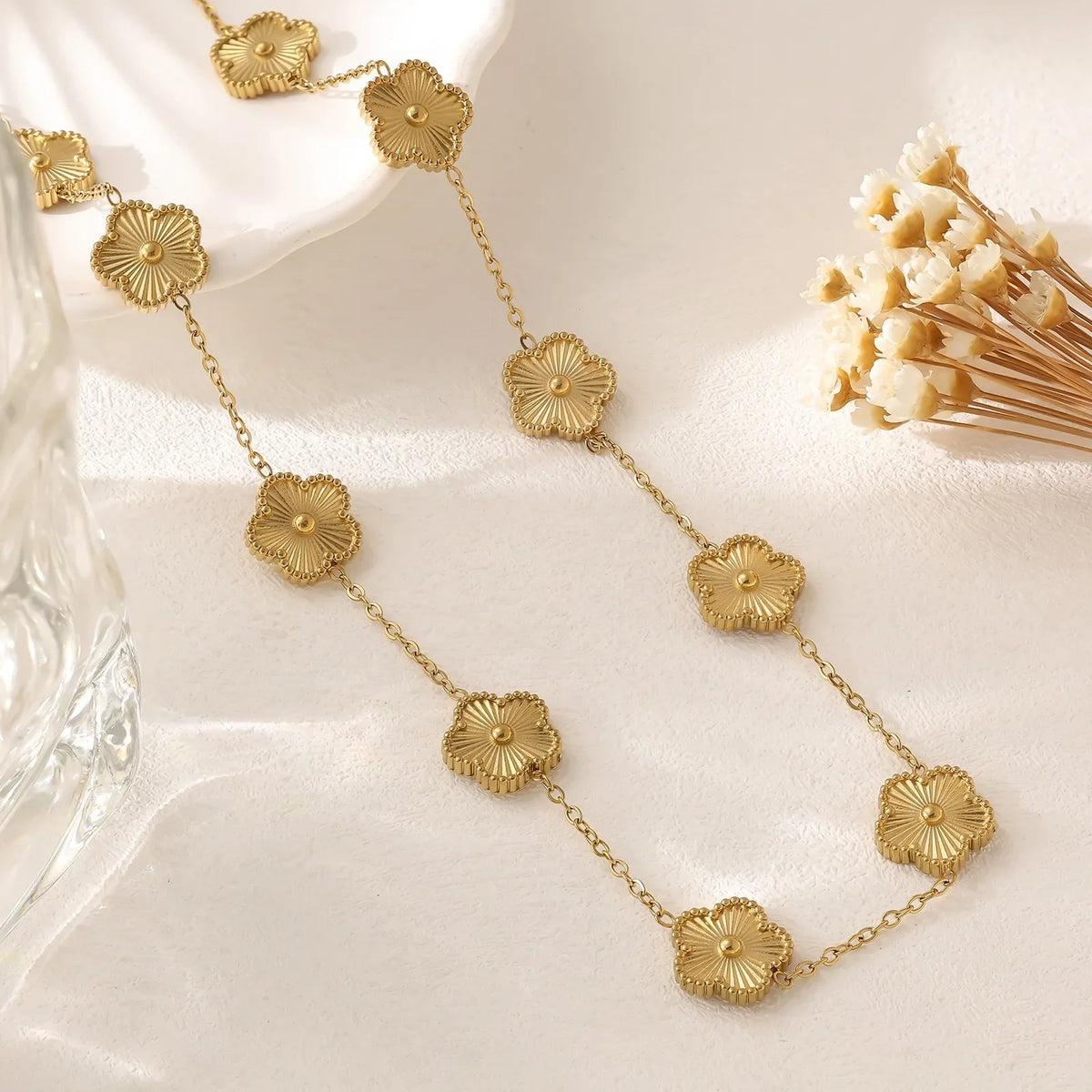 Choker Necklace with Five-Leaf Clover Pendants