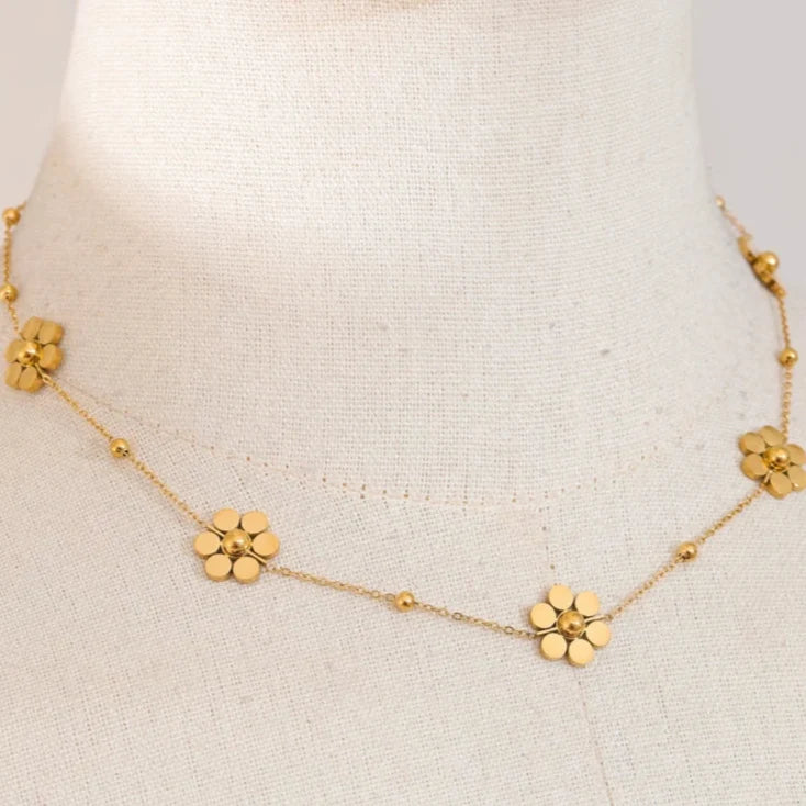 Choker Necklace with Floral Pendant in Gold