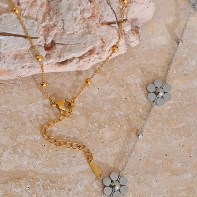 Choker Necklace with Floral Pendant in Silver