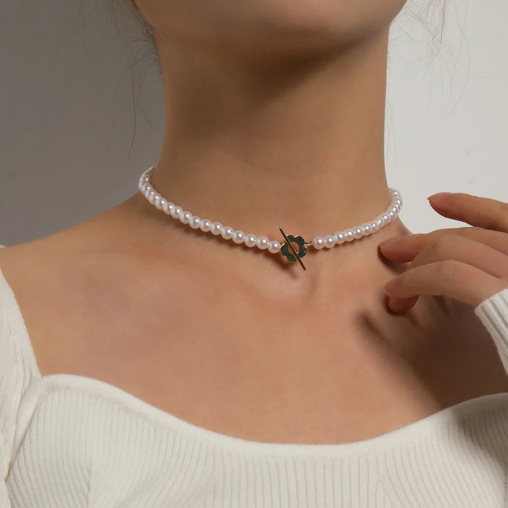 Floral Pendant Choker Necklace in White and Silver