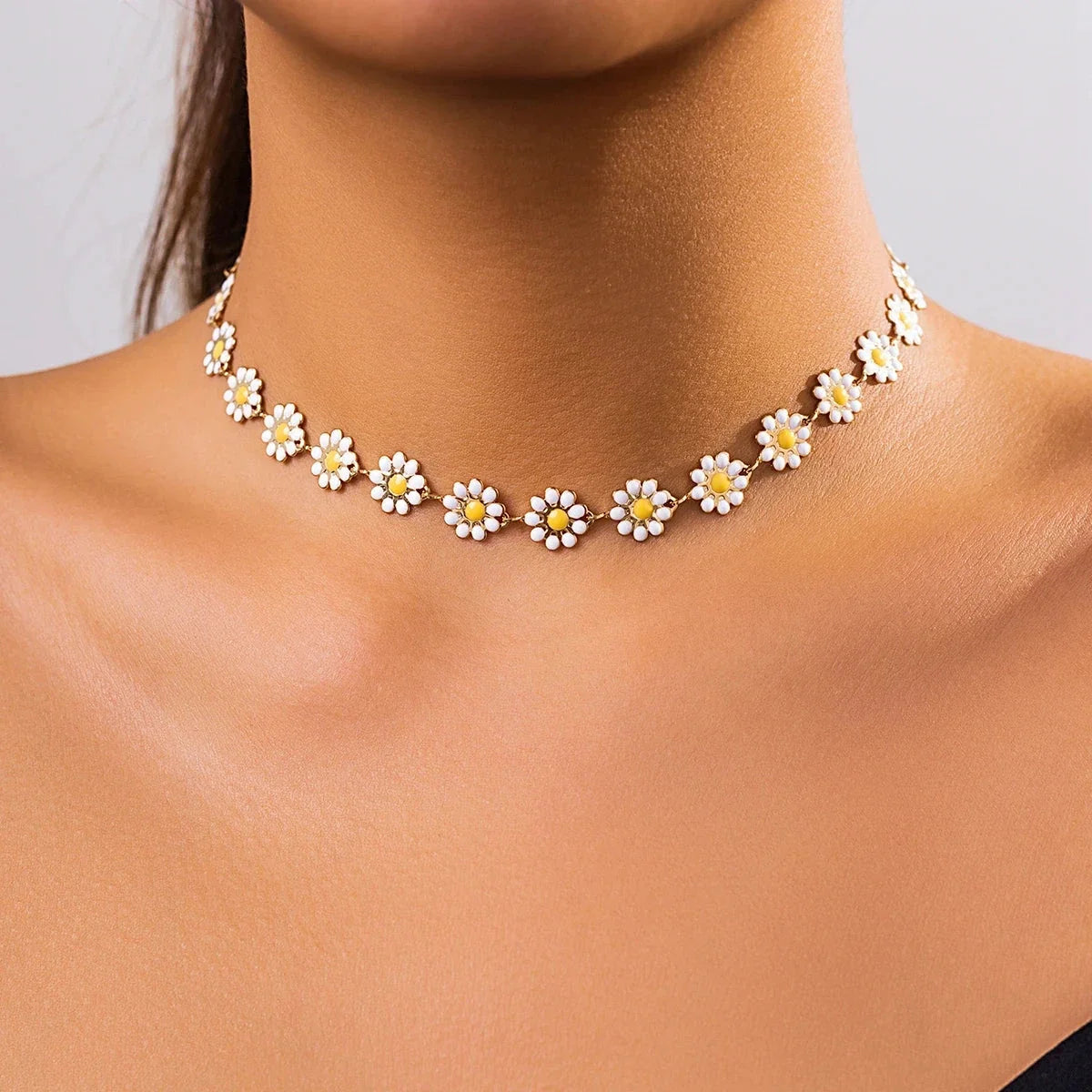 Daisy Flower Pendant Choker Necklace