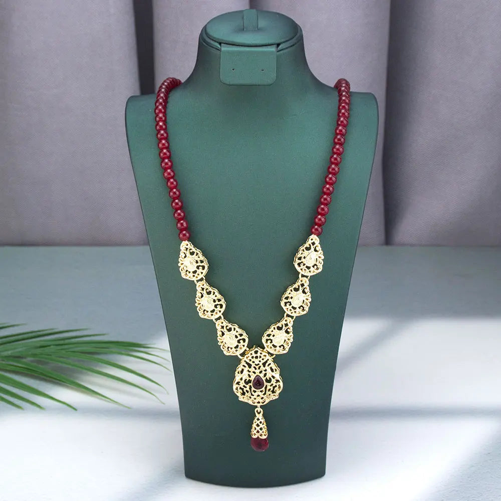 Long necklace with traditional Arabic wedding pendant red