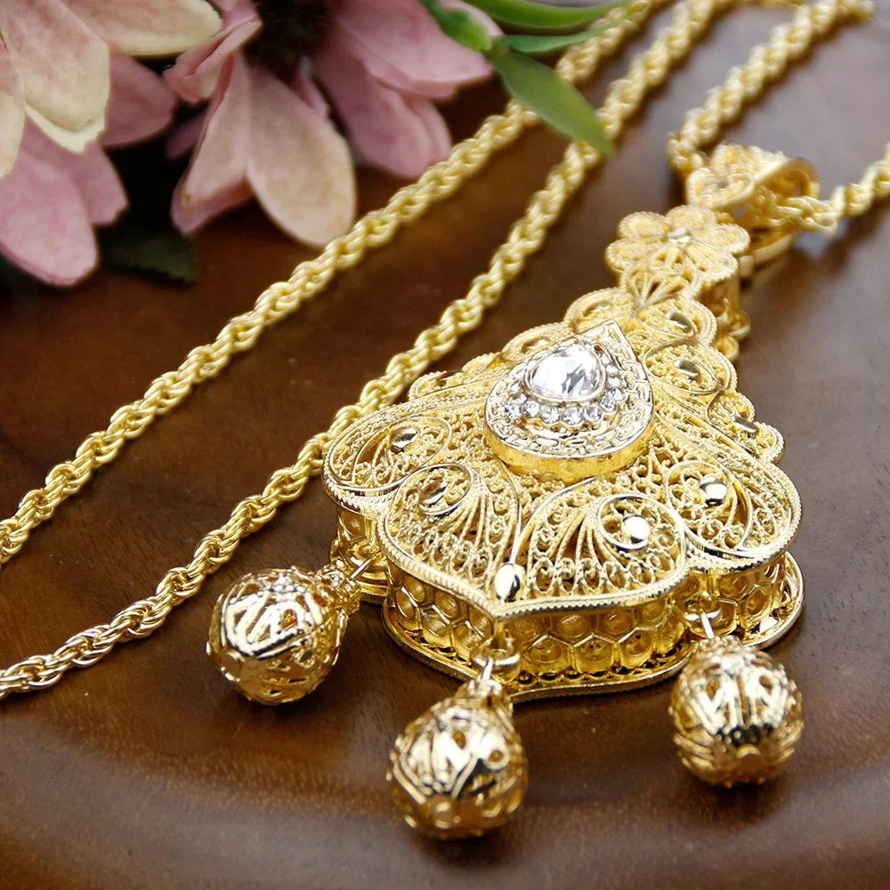 Long necklace with traditional pendant for Arabic wedding celebrations, white